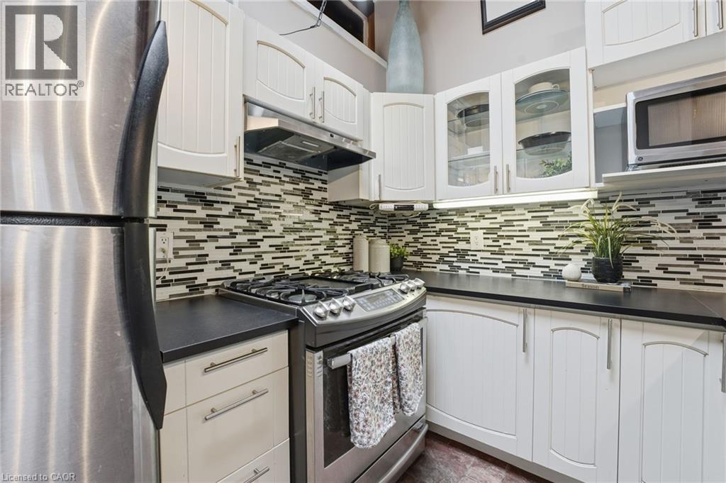 430 Winniett Street, Caledonia, ON - Indoor Photo Showing Kitchen With Upgraded Kitchen