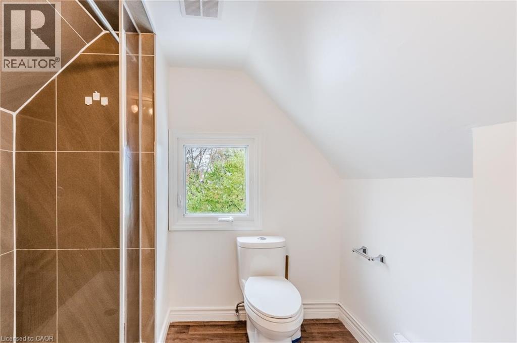 49 Myrtle Avenue, Hamilton, ON - Indoor Photo Showing Bathroom