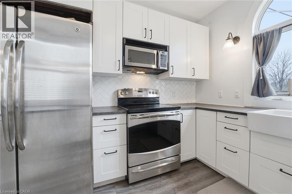 17 Minto Avenue, Hamilton, ON - Indoor Photo Showing Kitchen With Upgraded Kitchen