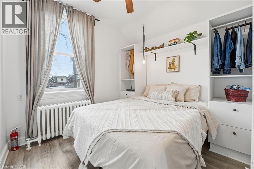 17 Minto Avenue, Hamilton, ON - Indoor Photo Showing Bedroom