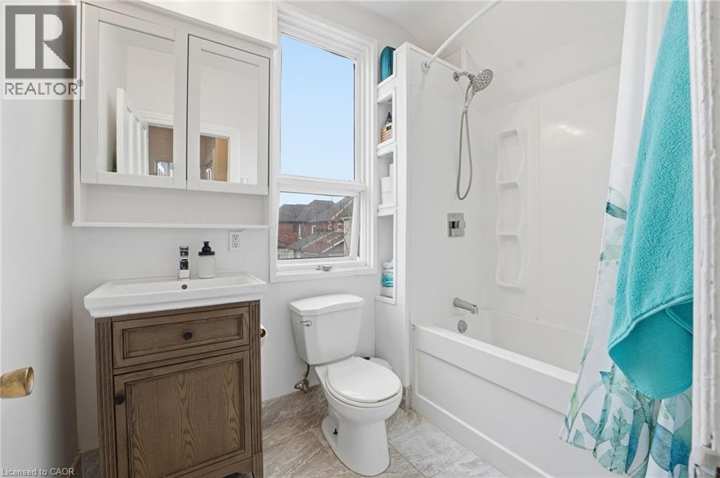 17 Minto Avenue, Hamilton, ON - Indoor Photo Showing Bathroom