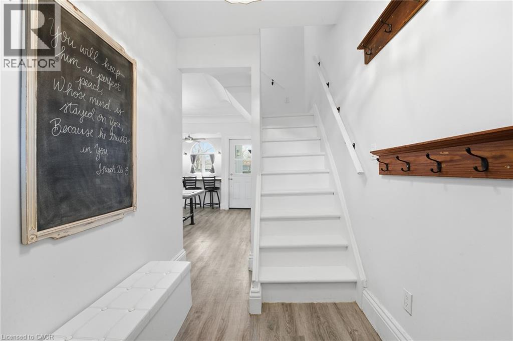 17 Minto Avenue, Hamilton, ON - Indoor Photo Showing Other Room