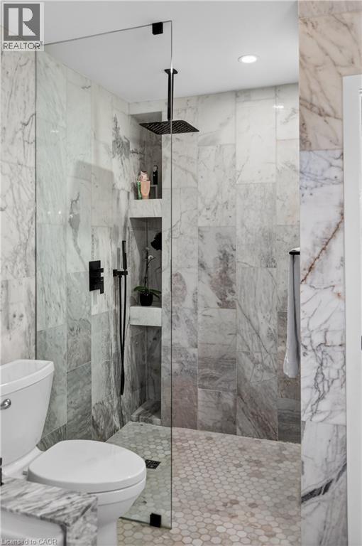 486 East 38Th Street, Hamilton, ON - Indoor Photo Showing Bathroom