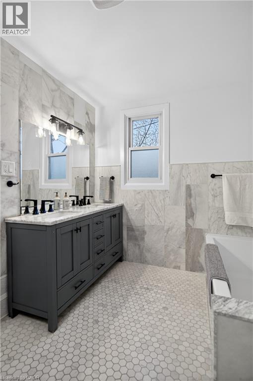 486 East 38Th Street, Hamilton, ON - Indoor Photo Showing Bathroom