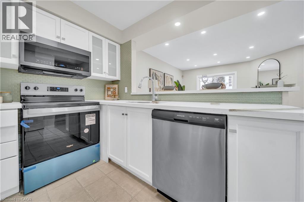 540 Mariner Drive, Waterloo, ON - Indoor Photo Showing Kitchen