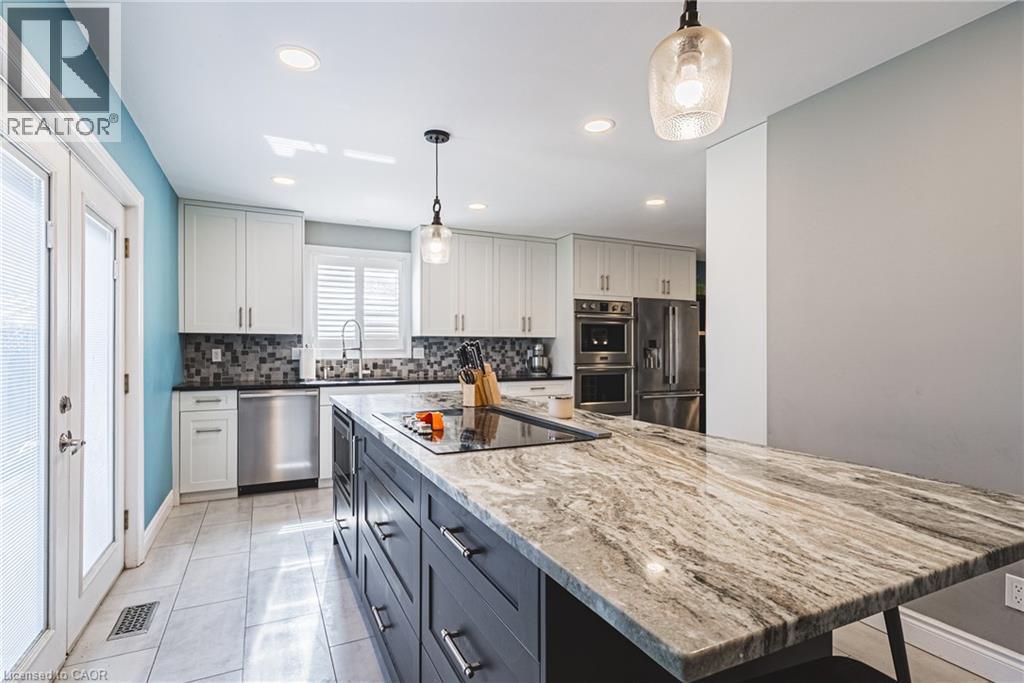 19 Liuna Court, Hamilton, ON - Indoor Photo Showing Kitchen With Upgraded Kitchen