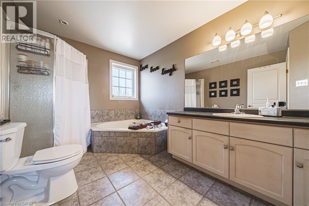 19 Liuna Court, Hamilton, ON - Indoor Photo Showing Bathroom
