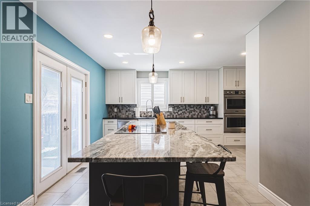 19 Liuna Court, Hamilton, ON - Indoor Photo Showing Kitchen With Upgraded Kitchen