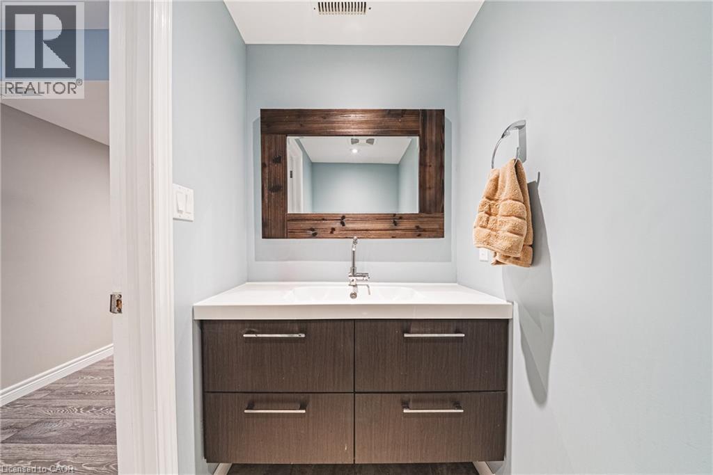 19 Liuna Court, Hamilton, ON - Indoor Photo Showing Bathroom