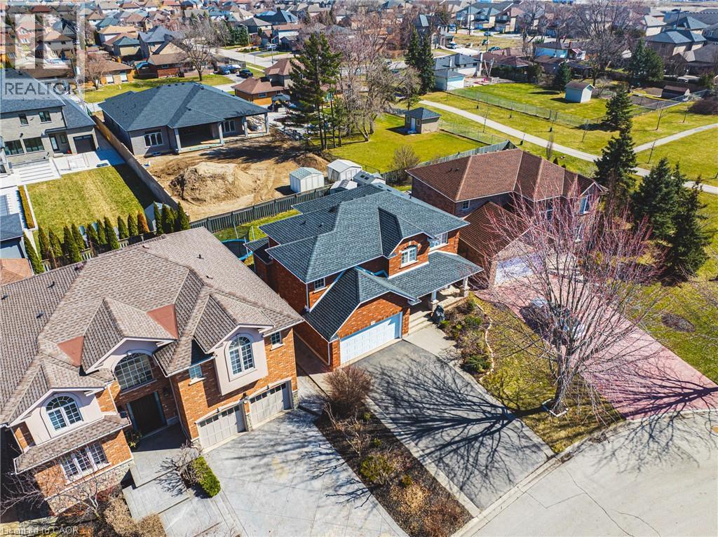 19 Liuna Court, Hamilton, ON - Outdoor