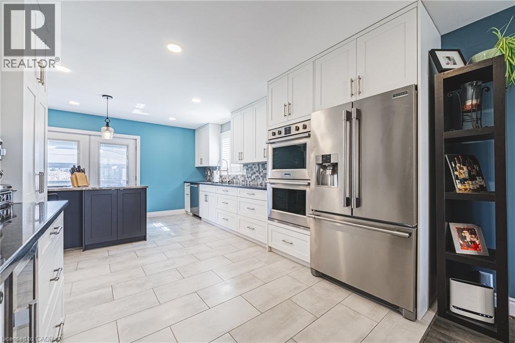 19 Liuna Court, Hamilton, ON - Indoor Photo Showing Kitchen With Upgraded Kitchen