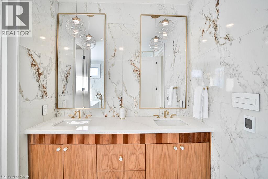 2284 Sideroad 1, Burlington, ON - Indoor Photo Showing Bathroom