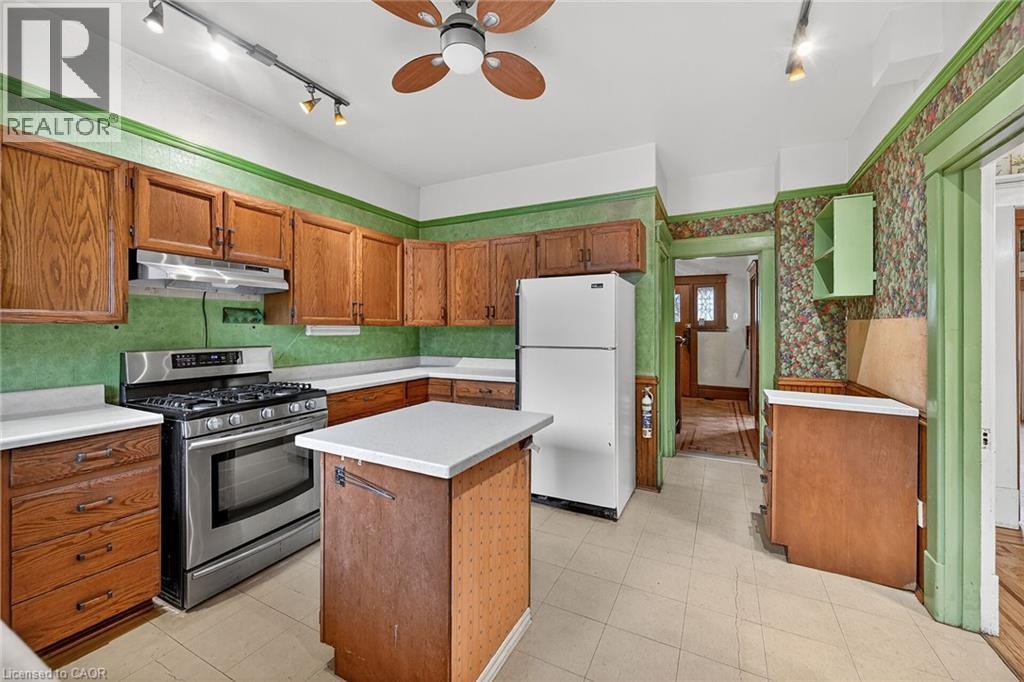 91 Spadina Avenue, Hamilton, ON - Indoor Photo Showing Kitchen