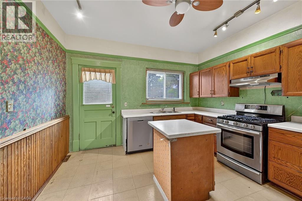 91 Spadina Avenue, Hamilton, ON - Indoor Photo Showing Kitchen