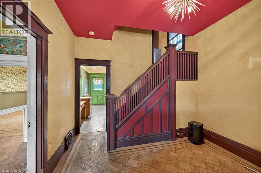 91 Spadina Avenue, Hamilton, ON - Indoor Photo Showing Other Room