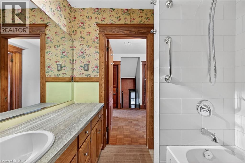 91 Spadina Avenue, Hamilton, ON - Indoor Photo Showing Bathroom