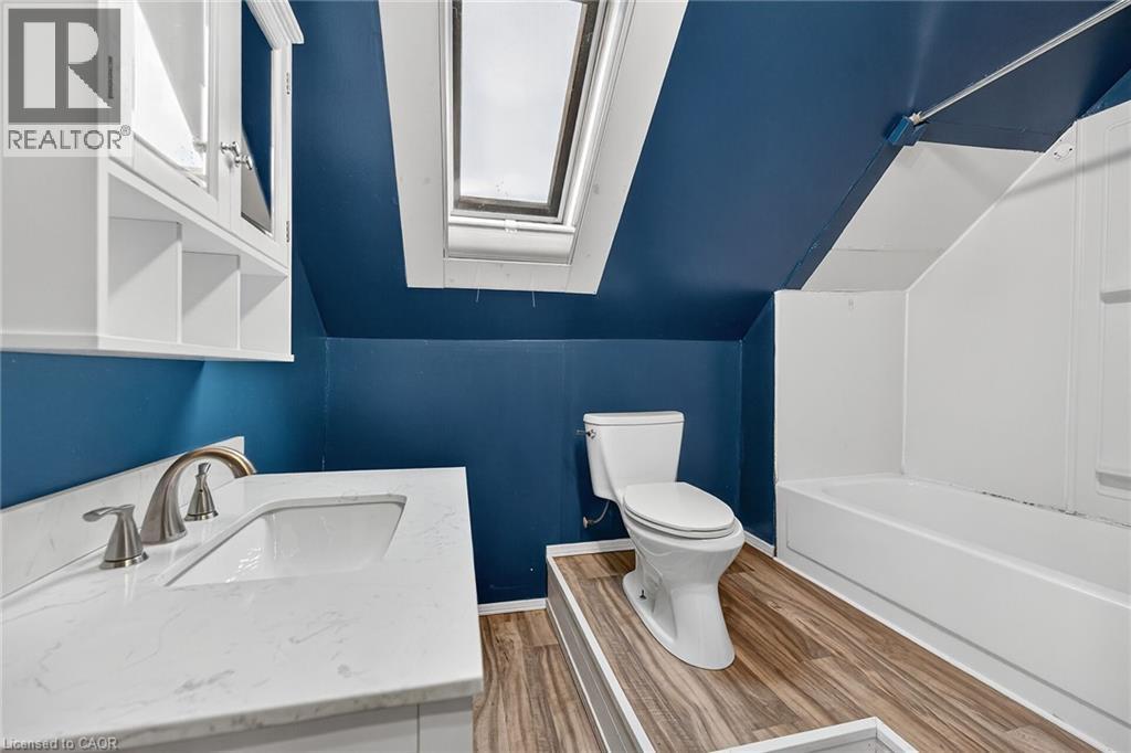 91 Spadina Avenue, Hamilton, ON - Indoor Photo Showing Bathroom