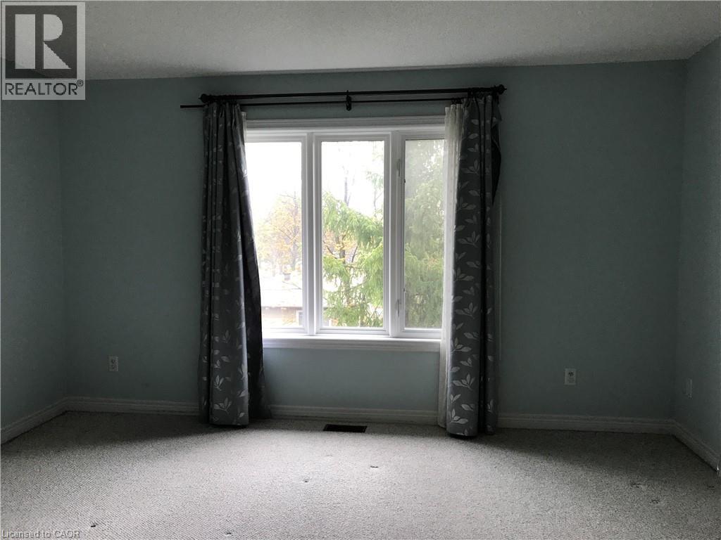 Carpeted spare room featuring a textured ceiling - 4294 Ingram Common, Burlington, ON - Indoor