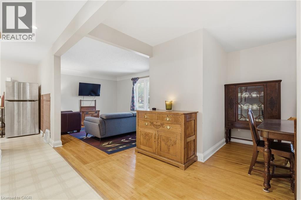 Living area with light wood-style floors and baseboards - 157 Bridgeport Road E, Waterloo, ON - Indoor