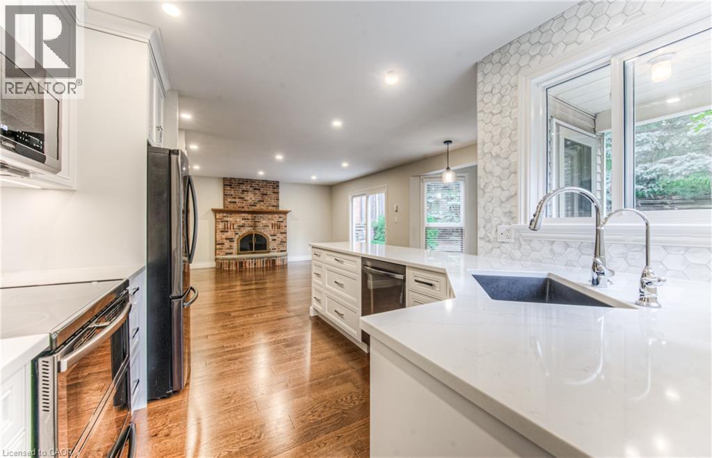 2 Morningview Place, Kitchener, ON - Indoor Photo Showing Kitchen With Upgraded Kitchen