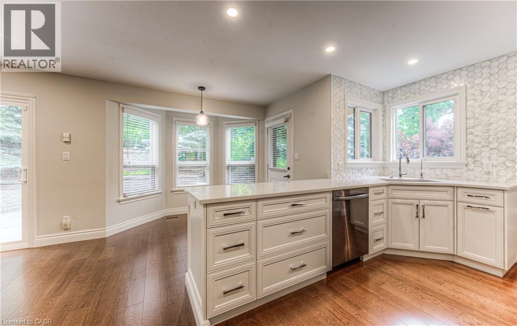 2 Morningview Place, Kitchener, ON - Indoor Photo Showing Kitchen