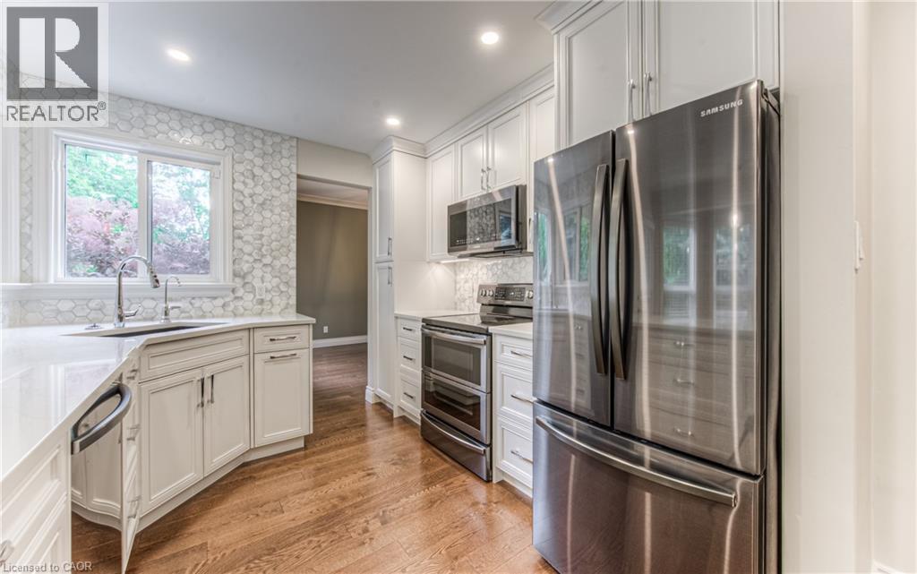 2 Morningview Place, Kitchener, ON - Indoor Photo Showing Kitchen With Upgraded Kitchen