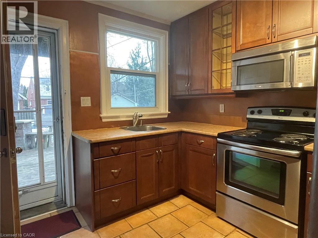 1028 Main Street W, Hamilton, ON - Indoor Photo Showing Kitchen
