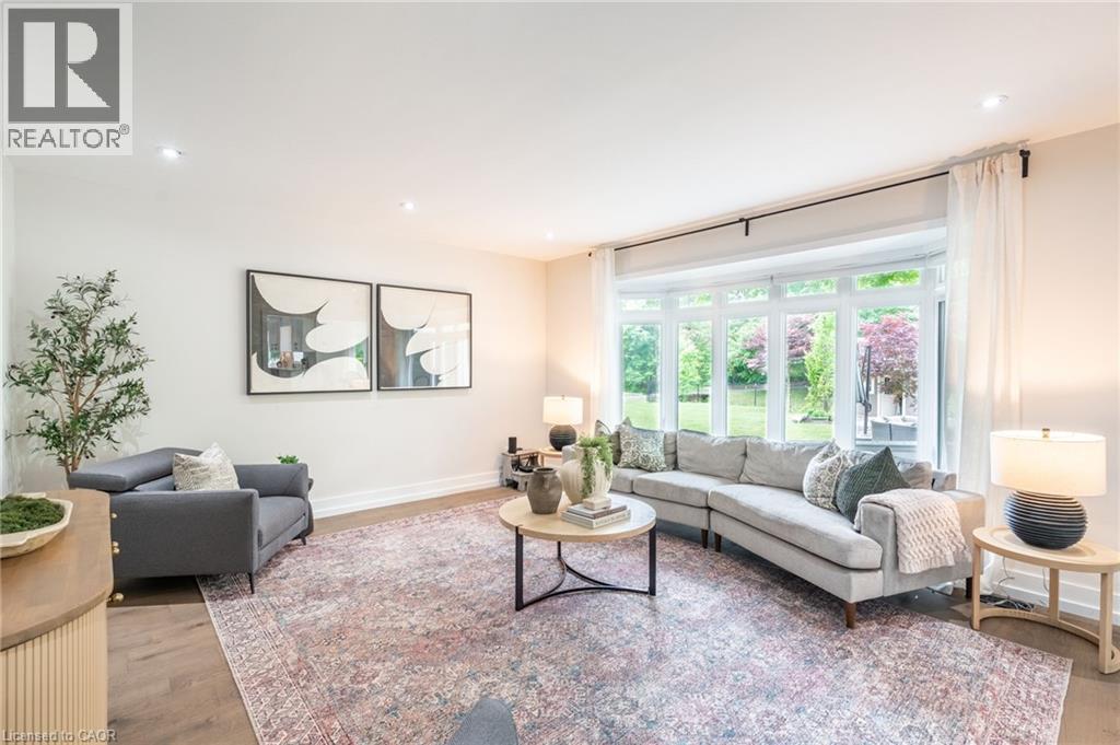 6618 Carriage Trail, Burlington, ON - Indoor Photo Showing Living Room