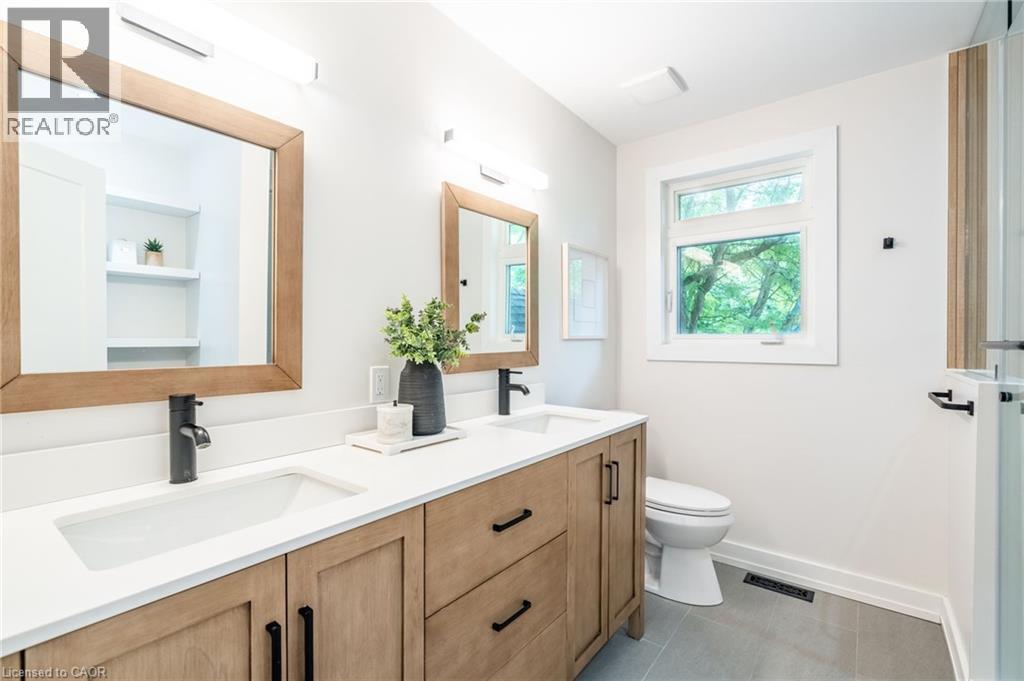 6618 Carriage Trail, Burlington, ON - Indoor Photo Showing Bathroom