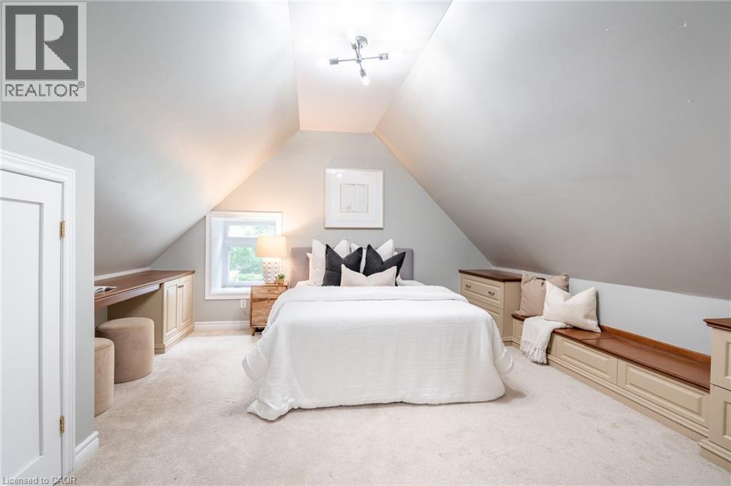 6618 Carriage Trail, Burlington, ON - Indoor Photo Showing Bedroom