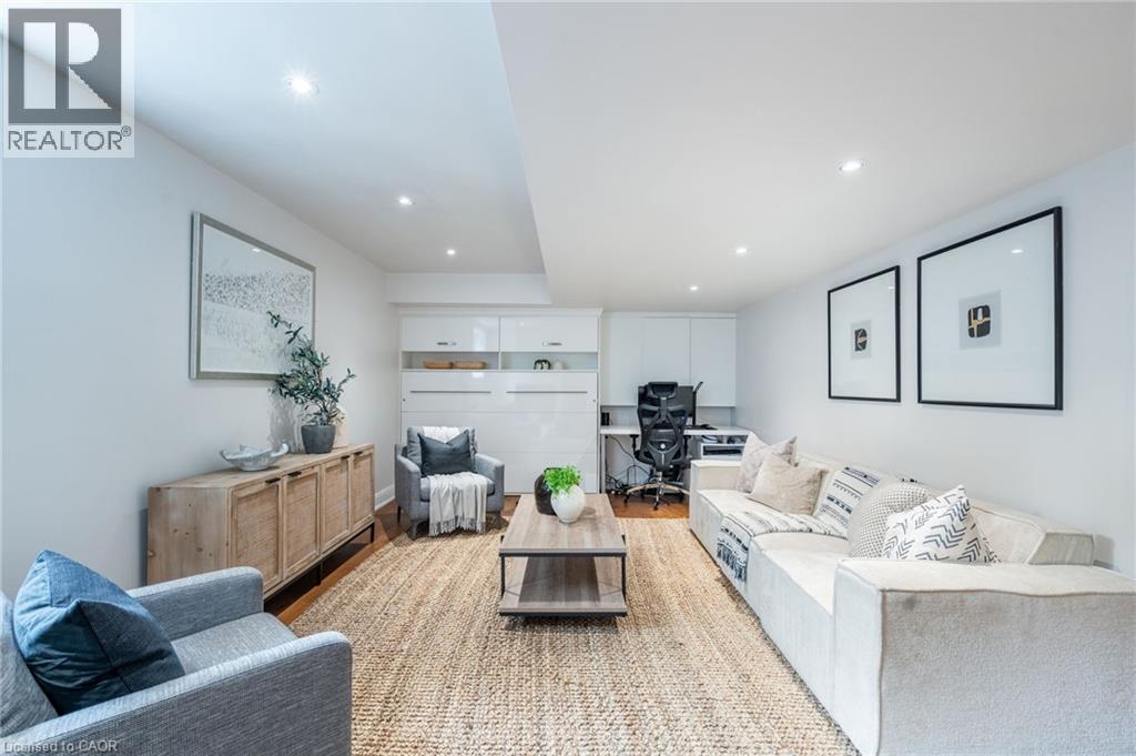 6618 Carriage Trail, Burlington, ON - Indoor Photo Showing Living Room
