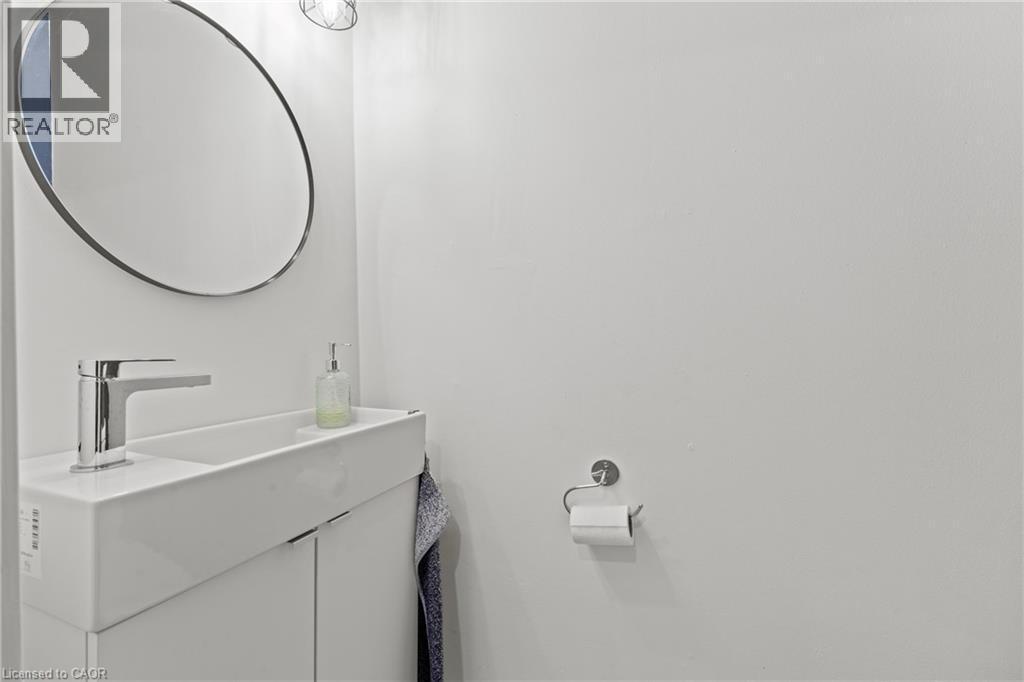 199 Barton Street W, Hamilton, ON - Indoor Photo Showing Bathroom