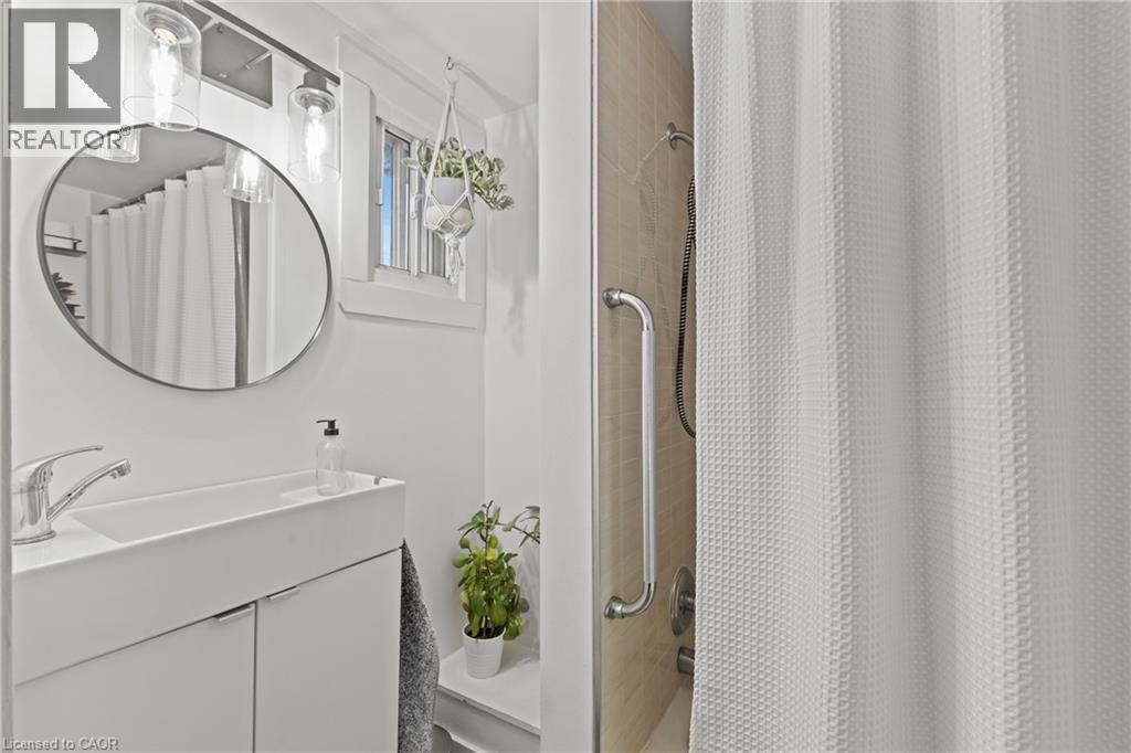 199 Barton Street W, Hamilton, ON - Indoor Photo Showing Bathroom