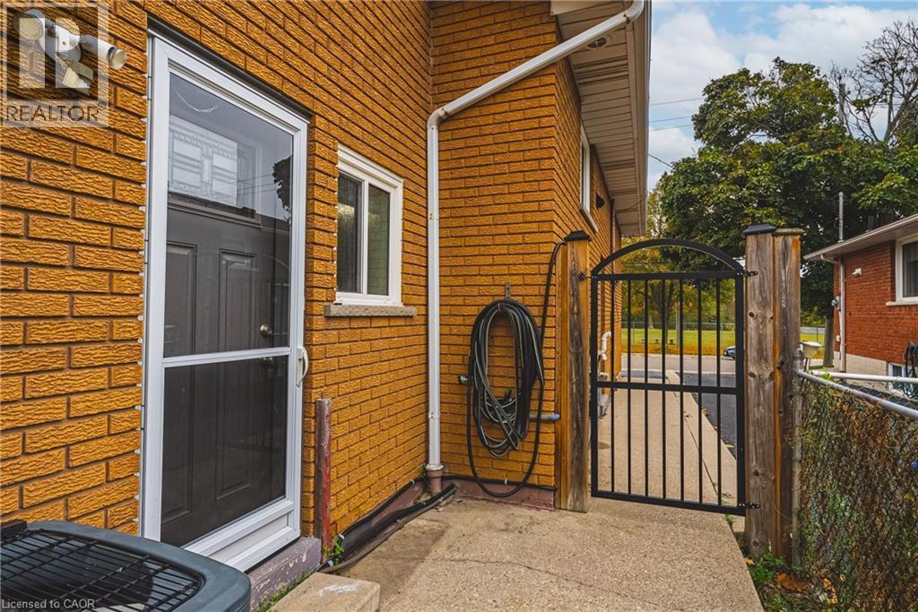 477 Queen Victoria Drive, Hamilton, ON - Outdoor With Exterior