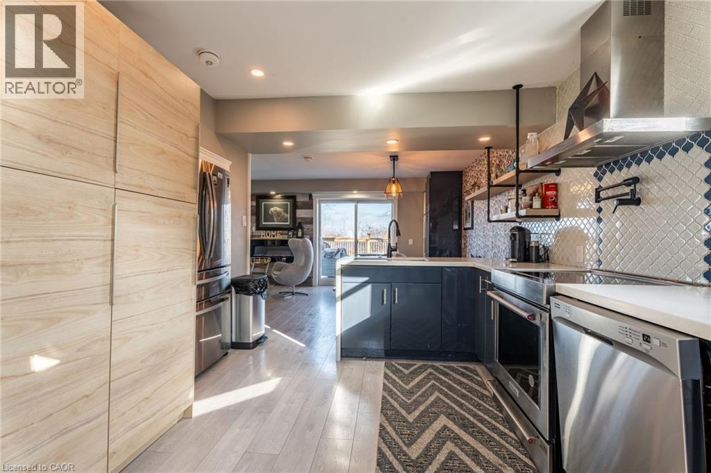 735 Beach Boulevard, Hamilton, ON - Indoor Photo Showing Kitchen