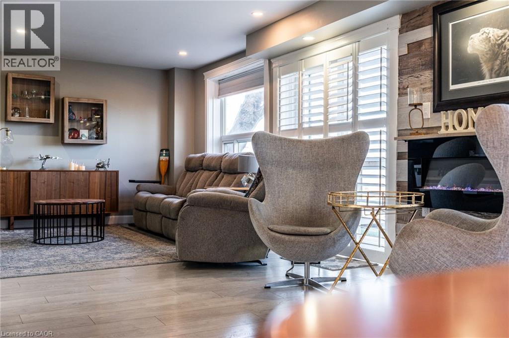 735 Beach Boulevard, Hamilton, ON - Indoor Photo Showing Living Room