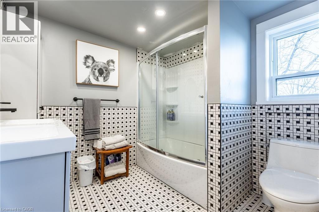 735 Beach Boulevard, Hamilton, ON - Indoor Photo Showing Bathroom