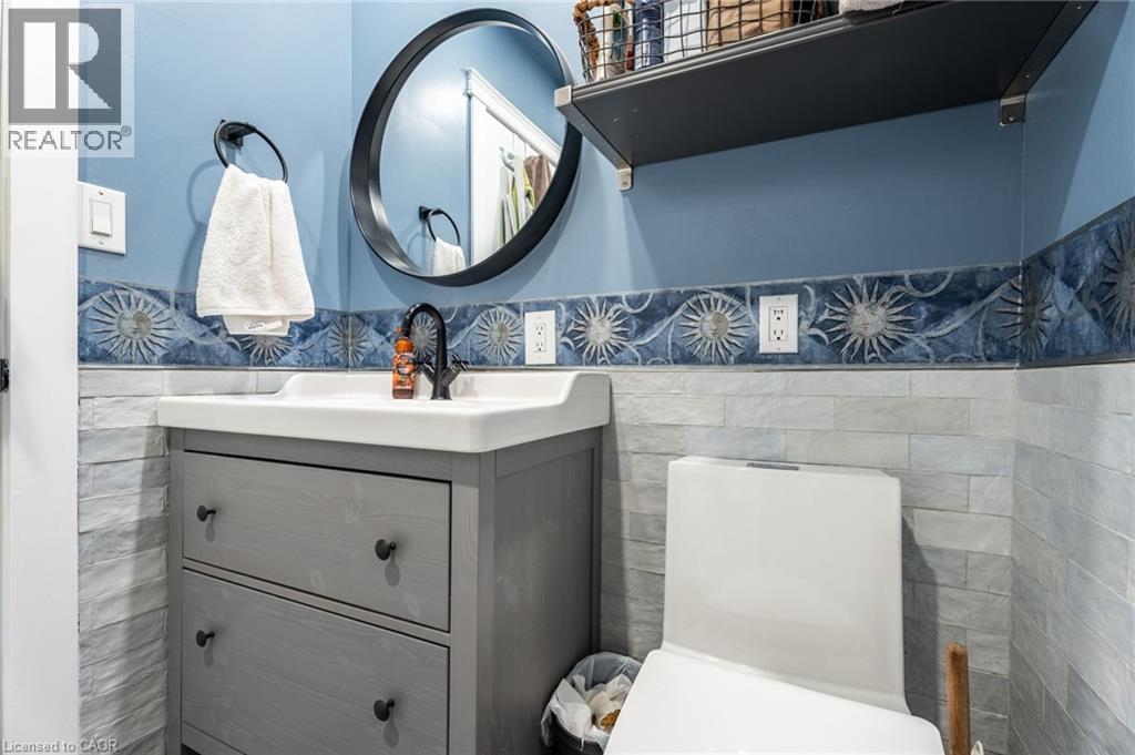 735 Beach Boulevard, Hamilton, ON - Indoor Photo Showing Bathroom