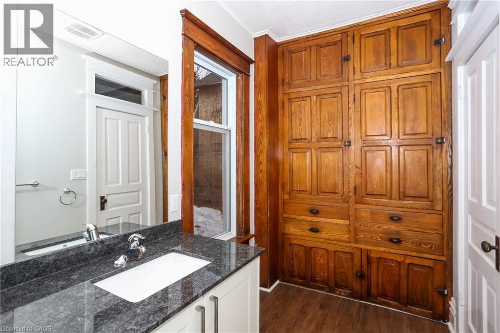 94 Scott Street, Kitchener, ON - Indoor Photo Showing Bathroom