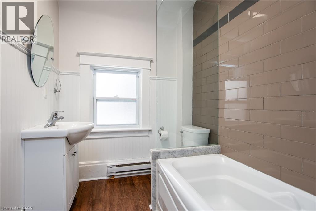 94 Scott Street, Kitchener, ON - Indoor Photo Showing Bathroom