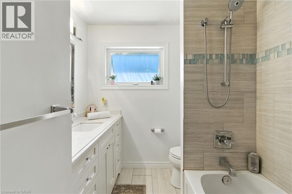 2224 Ghent Avenue, Burlington, ON - Indoor Photo Showing Bathroom