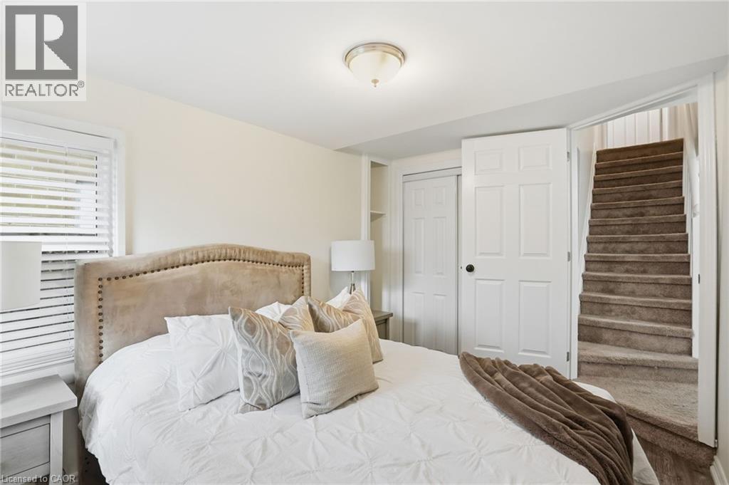 190 Mead Avenue, Hamilton, ON - Indoor Photo Showing Bedroom
