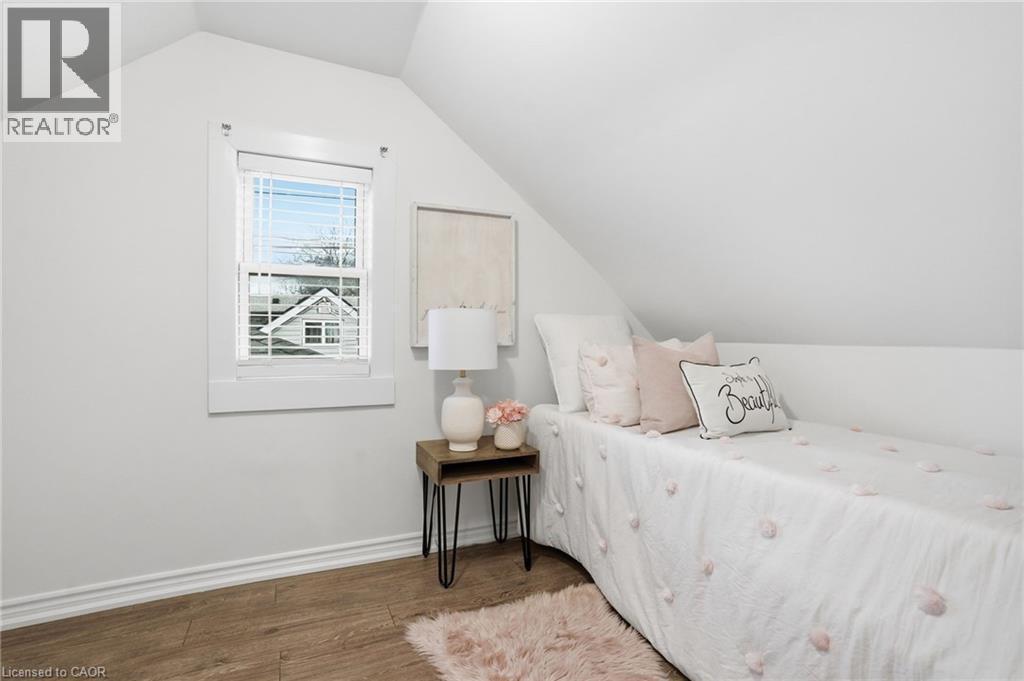 190 Mead Avenue, Hamilton, ON - Indoor Photo Showing Bedroom