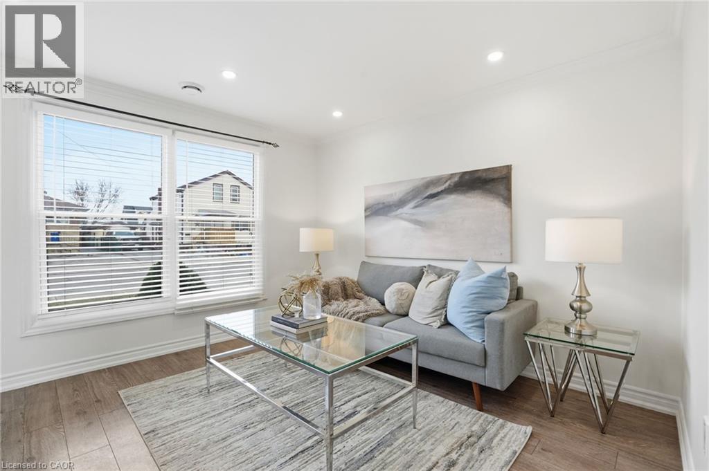 190 Mead Avenue, Hamilton, ON - Indoor Photo Showing Living Room
