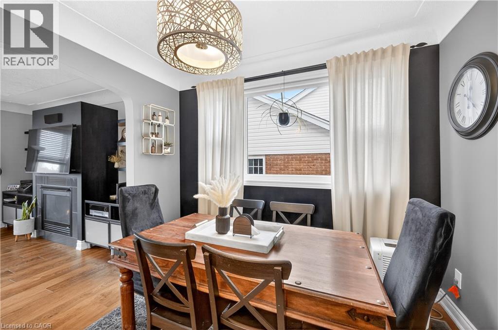 100 Ferndale Avenue, Hamilton, ON - Indoor Photo Showing Dining Room