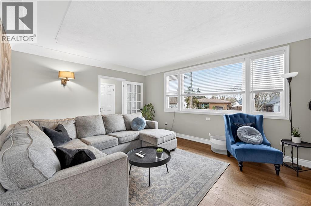 100 Ferndale Avenue, Hamilton, ON - Indoor Photo Showing Living Room