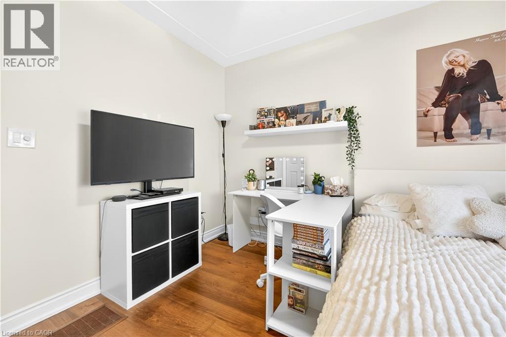 100 Ferndale Avenue, Hamilton, ON - Indoor Photo Showing Bedroom