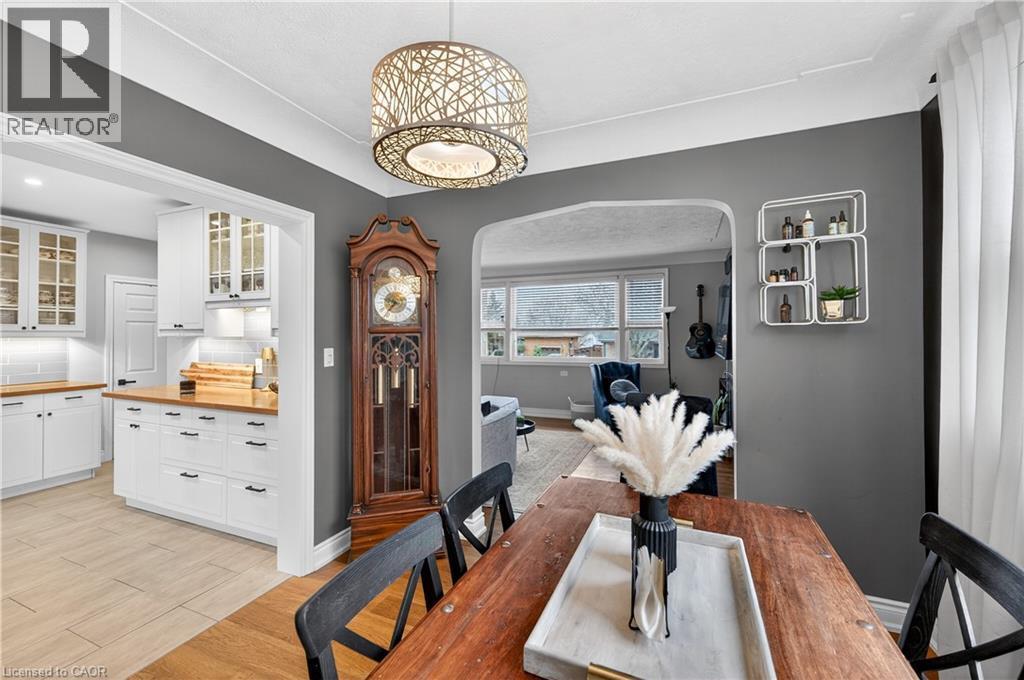 100 Ferndale Avenue, Hamilton, ON - Indoor Photo Showing Dining Room
