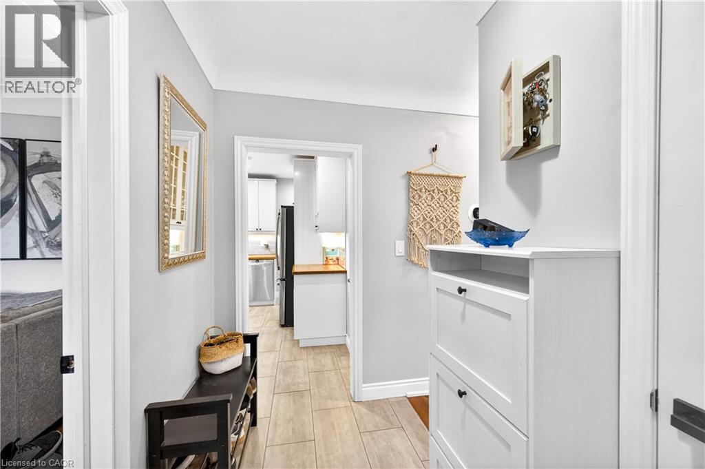 100 Ferndale Avenue, Hamilton, ON - Indoor Photo Showing Other Room