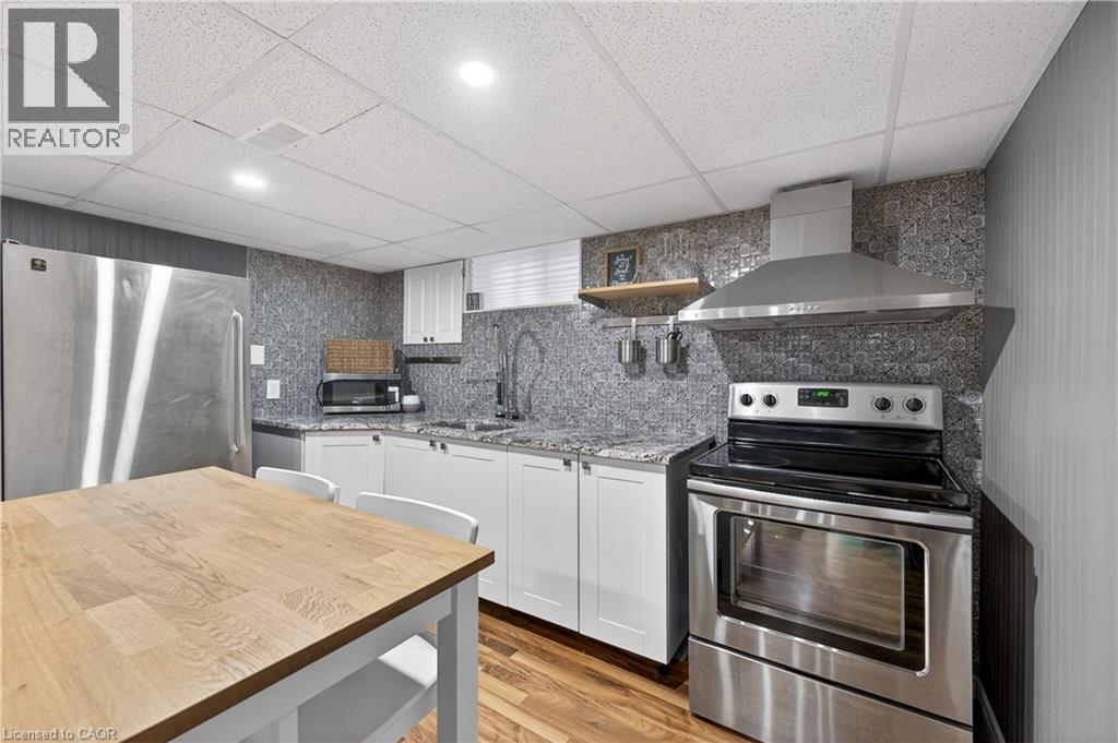 100 Ferndale Avenue, Hamilton, ON - Indoor Photo Showing Kitchen